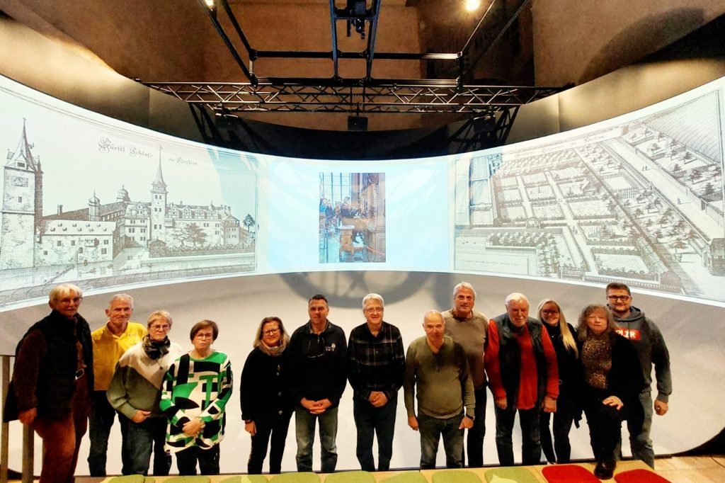 Einige Teilnehmer der Jahreshauptversammlung 2025 vor dem Multimediacenter.